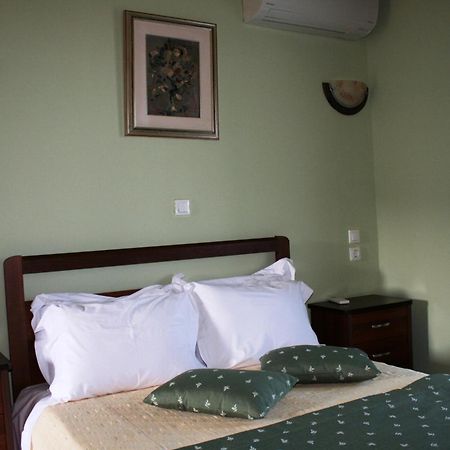 Dionysus Apartments & Suites Ierissos Quarto foto