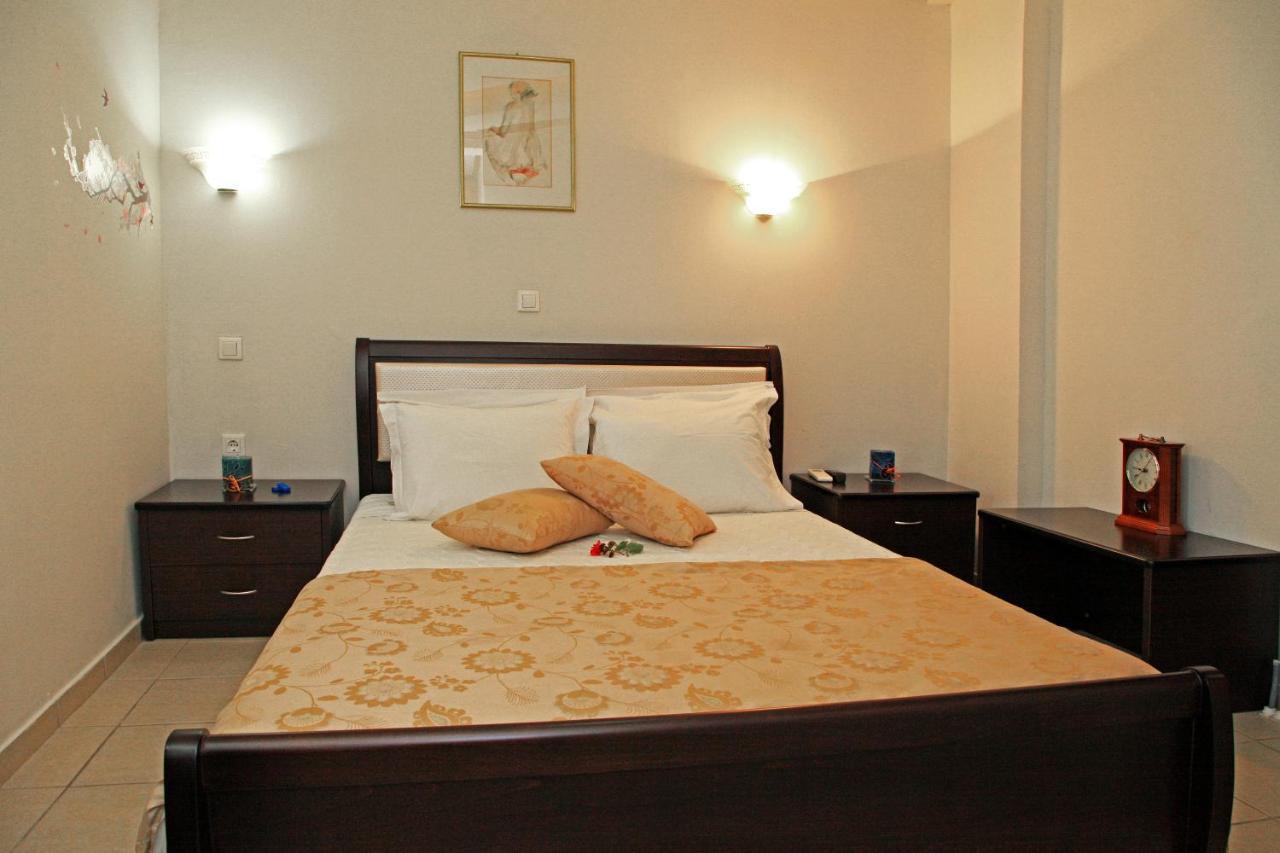 Dionysus Apartments & Suites Ierissos Quarto foto