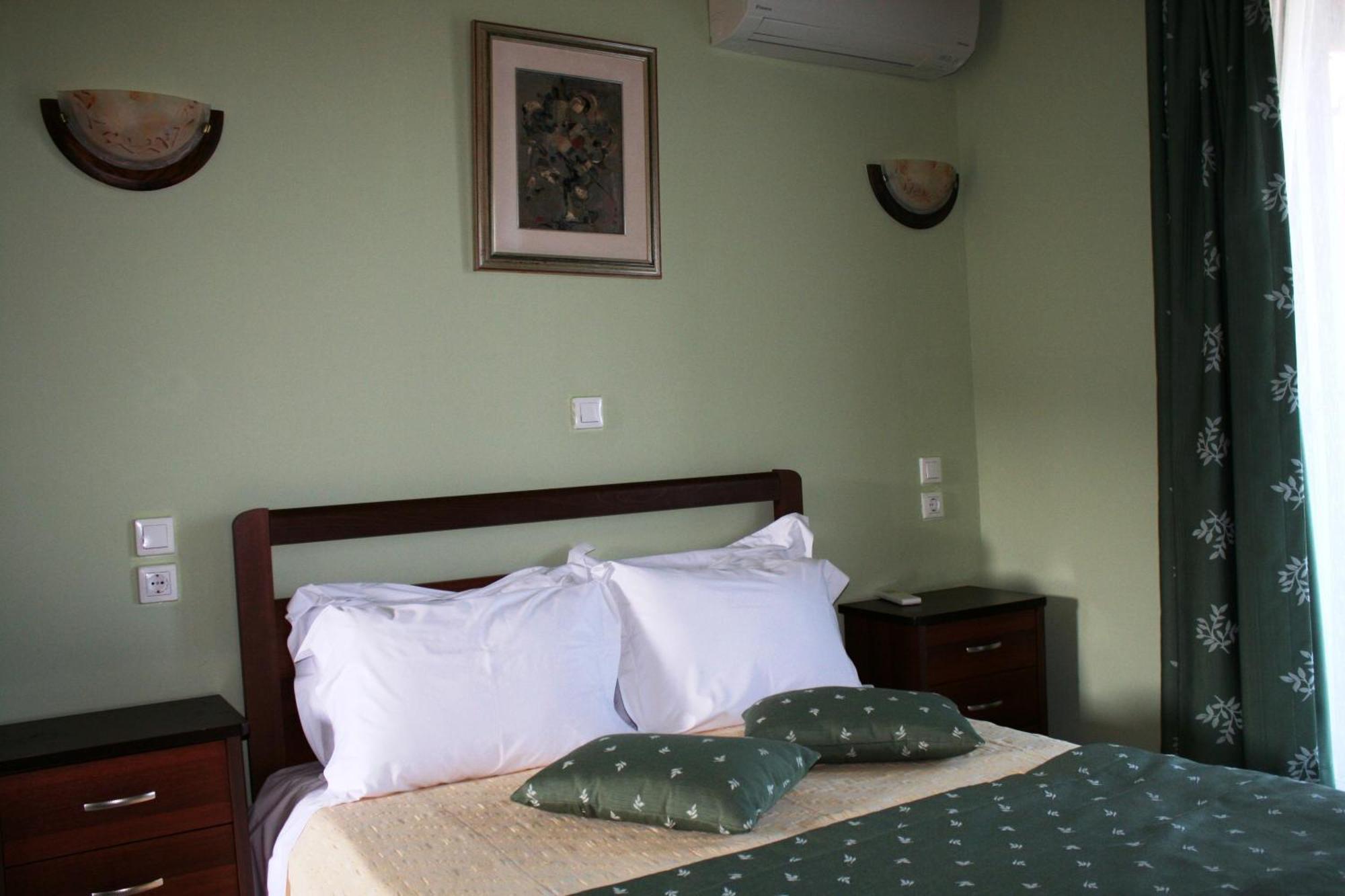 Dionysus Apartments & Suites Ierissos Quarto foto