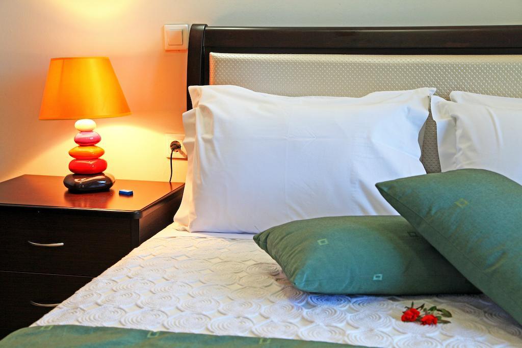 Dionysus Apartments & Suites Ierissos Quarto foto